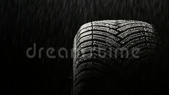 冬季和夏季全年在雨下轮胎视频的预览图