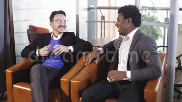 两个人坐在办公室谈着谈着视频的预览图