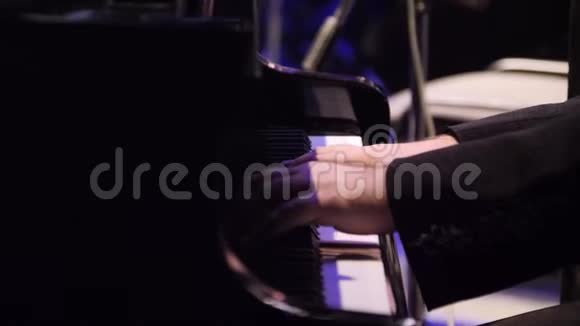 人手弹钢琴特写手在弹老钢琴一位演奏钢琴键盘的音乐家视频的预览图