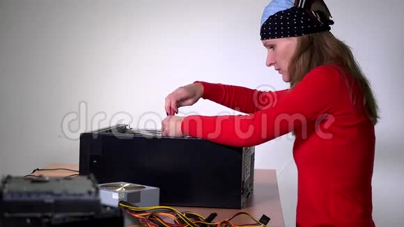 女工程师拆电脑主板视频的预览图