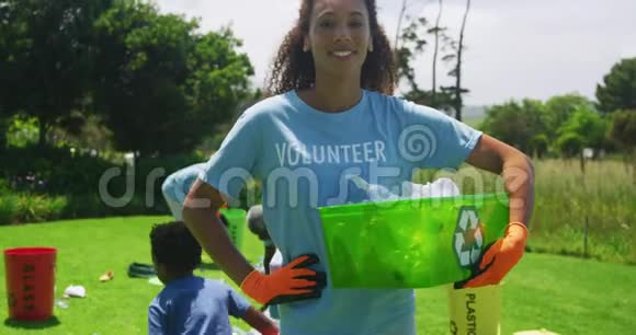 志愿者收集垃圾回收利用视频的预览图