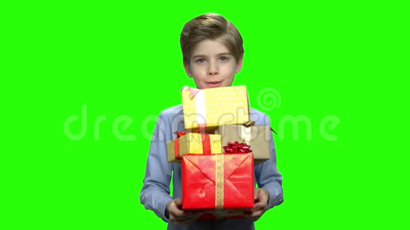白种人小孩拿着礼品盒的肖像视频的预览图
