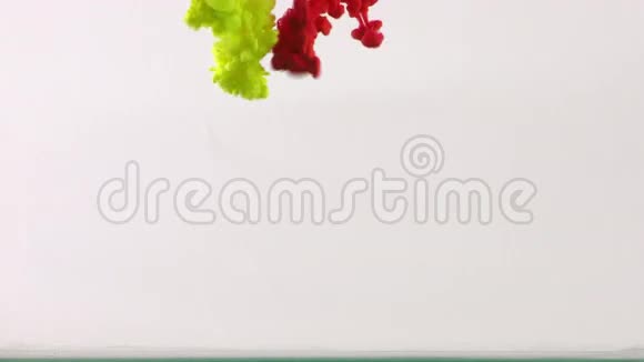 五颜六色的颜料墨水滴溅在水池的水下视频的预览图