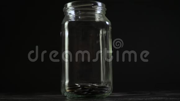 在玻璃瓶里装钱币视频的预览图