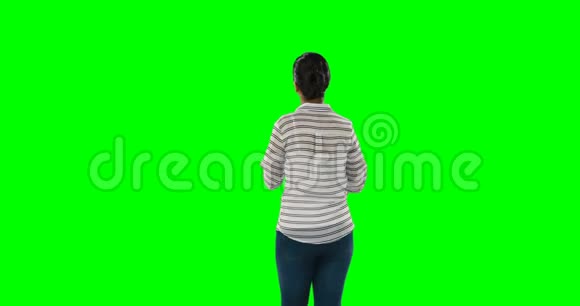 女子在绿色屏幕4k上作演讲视频的预览图