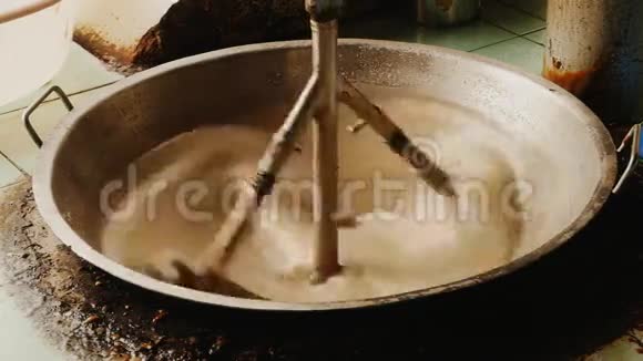 酿造糖和椰子糖果生产马达搅拌果酱在机动越南村就业视频的预览图