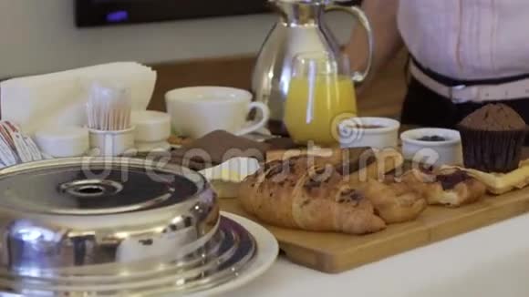 早餐人数早餐的顺序酒店的早餐手推车上的早餐视频的预览图