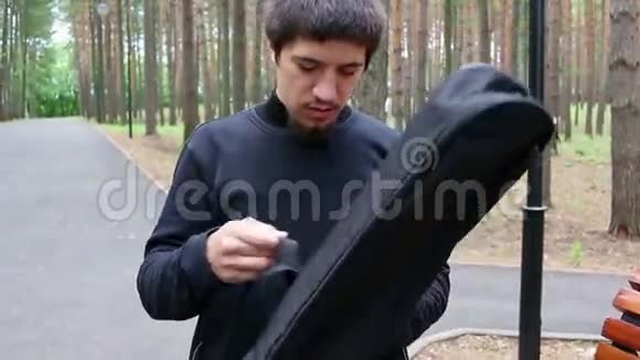 孤独的音乐家他背上的东西吉他箱罪手免费找到下一个演出视频的预览图