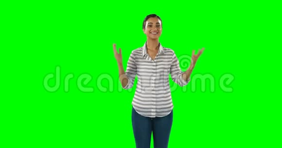 女子在绿色屏幕4k上作演讲视频的预览图