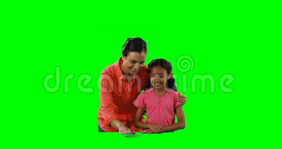 母亲和女儿使用隐形屏幕4k视频的预览图