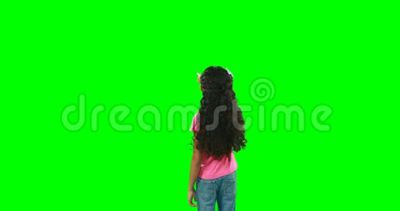 女孩用粉笔4k在数字屏幕上书写视频的预览图