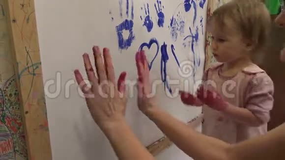 孩子们的手在油漆里视频的预览图