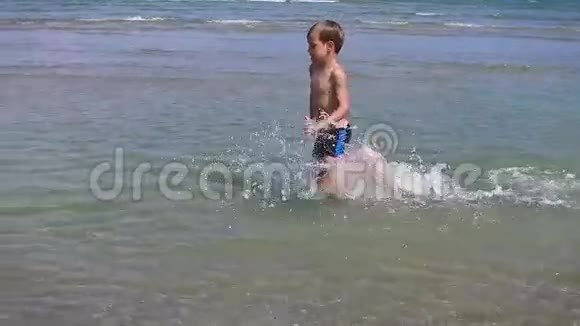小男孩在海边玩水动作慢视频的预览图