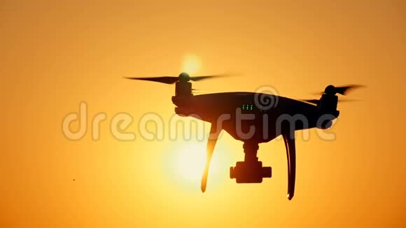 在日落的背景下无人机在空中移动视频的预览图
