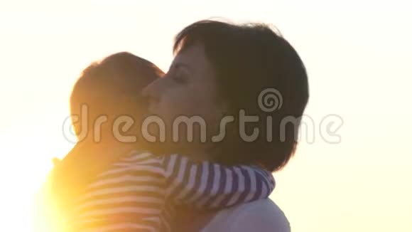 日落时分在麦田里快乐的家庭母子视频的预览图