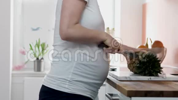 孕妇切菠萝2视频的预览图