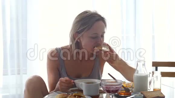 吃早餐和亲吻儿子的女孩视频的预览图