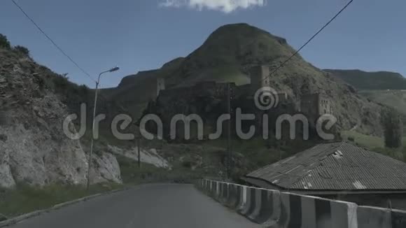 格鲁吉亚高加索夏季汽车在山区行驶视频的预览图