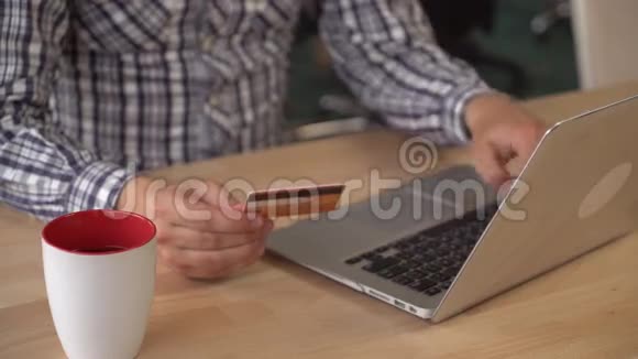 商人在电脑上输入数字视频的预览图