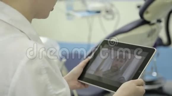 网上医疗聊天男性长者与医生进行电脑平板电脑视频会诊视频的预览图