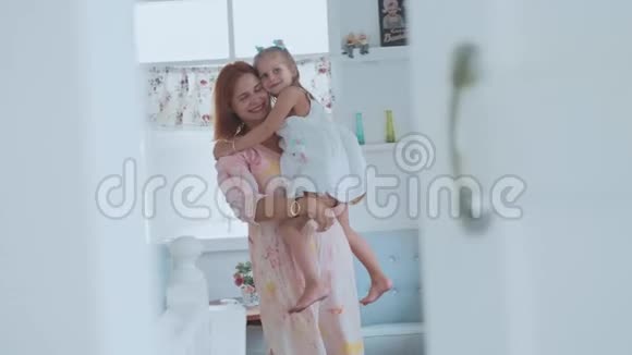 人们家庭和有趣的概念快乐的女孩和妈妈呆在家里视频的预览图