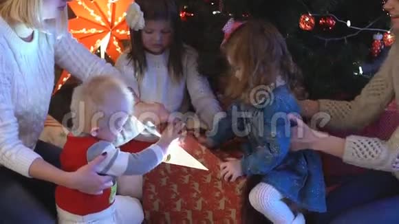儿童打开圣诞礼物慢动作视频的预览图
