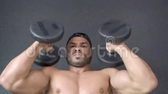 肌肉男在健身房用杠铃做运动视频的预览图