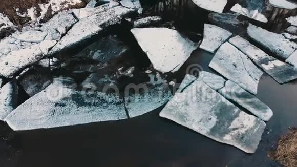 空中射击在冰毁的时候河上的巨大冰块视频的预览图