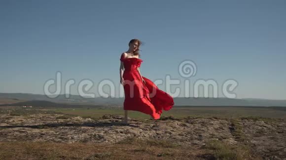 穿着猩红衣服的女模特穿着风装赤脚视频的预览图