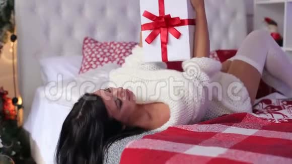 一个女孩床上有圣诞礼物的肖像视频的预览图