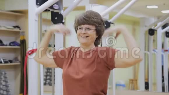 老年妇女伸展身体在健身室做理疗健康体操活跃的老年人视频的预览图