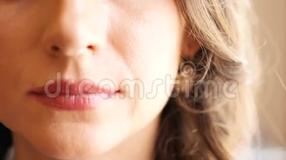 化妆和发型特写的女人视频的预览图