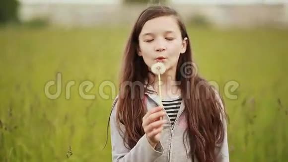 11岁的小女孩吹蒲公英视频的预览图