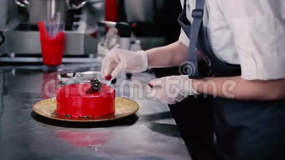 糖果装饰蛋糕树莓的顶部视频的预览图
