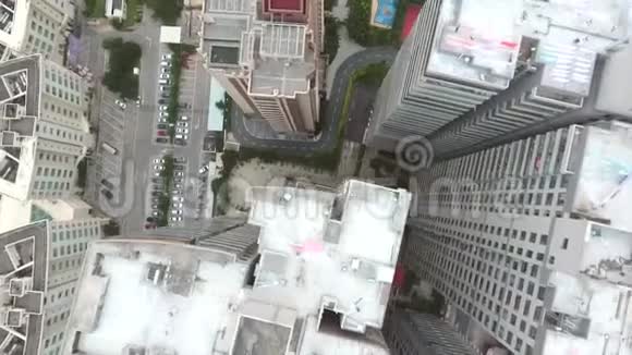从中国三亚的摩天大楼和城市建筑俯视空中景色4K视频的预览图