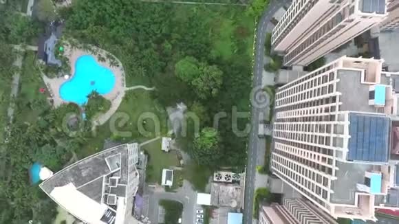 中国三亚的摩天大楼和城市建筑从4k以上俯视空中视图视频的预览图