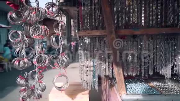 Ternate出售金属链和手镯视频的预览图