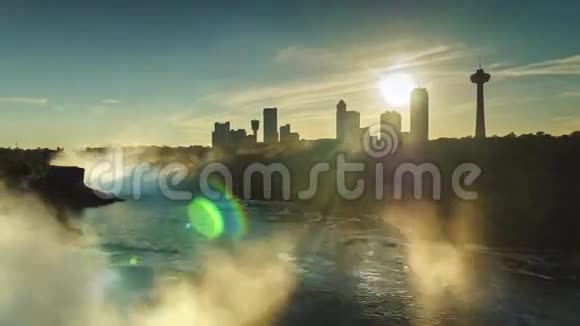 尼亚加拉河的史诗般的日落夕阳的光芒透过摩天大楼的剪影照耀着视频的预览图
