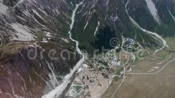 从上图可以看到新西兰直升机上的山景和聚落景观视频的预览图