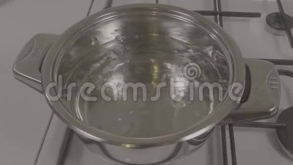 炉子上装满开水的锅保龄球热水视频的预览图