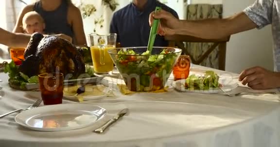 节日餐桌上烤火鸡和家庭背景图片视频的预览图