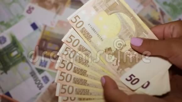 女性手中的欧洲货币视频的预览图
