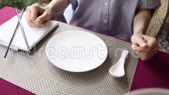 女人用筷子吃传统的越南佛波牛肉面汤视频的预览图