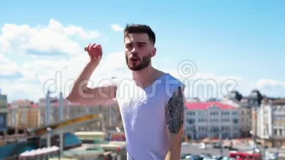 年轻时尚的男子纹身自由式舞蹈在市中心的顶端视频的预览图