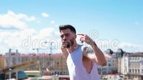 年轻迷人的时尚男子纹身自由式舞蹈在市中心的最高点视频的预览图