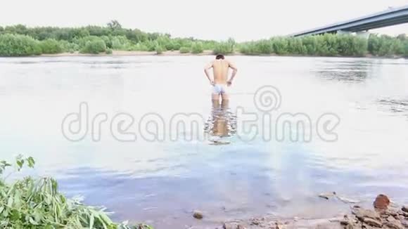 穿白短裤内裤的人从河里或湖里出来视频的预览图