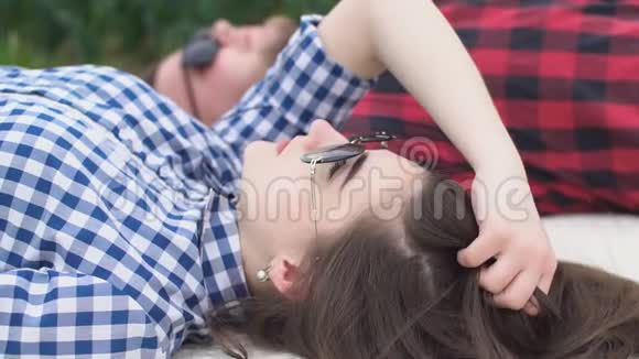年轻夫妇躺在毯子上视频的预览图