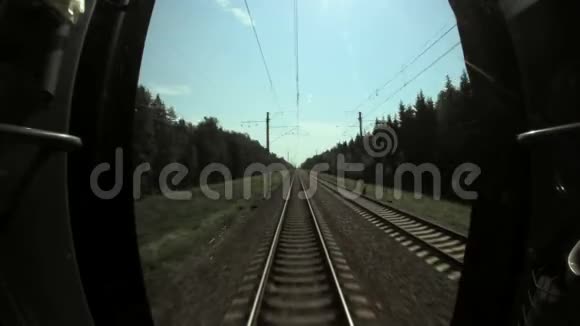 从司机驾驶室视轨道上列车快速移动视频的预览图