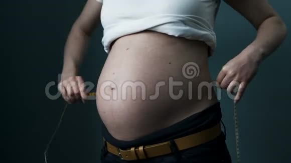 孕妇脱衣量腹4视频的预览图