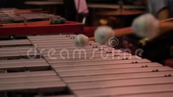 男人用漂亮的鼓槌演奏木琴人类的手在玩一个glockenspiel特写视频的预览图